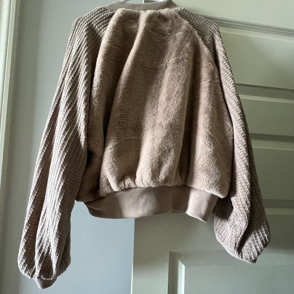 Boutique b.original faux fur waffle sleeve jacket. Large - Picture 2 of 3